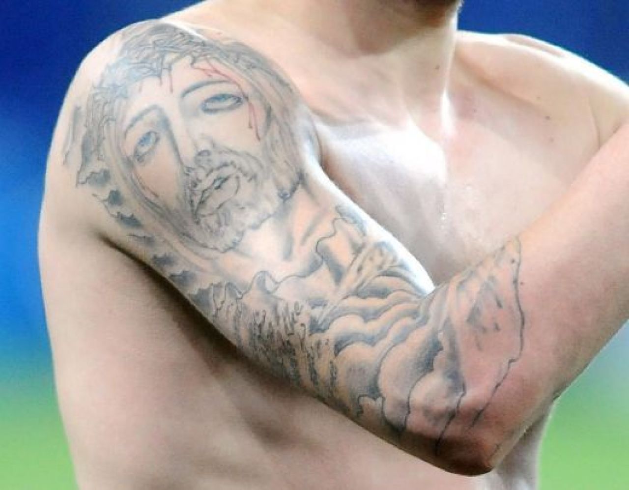 Cel mai ciudat tatuaj al anului! Tanase si Alibec ar fi invidiosi! Ce si-a tatuat un star de la Arsenal pe picior_1