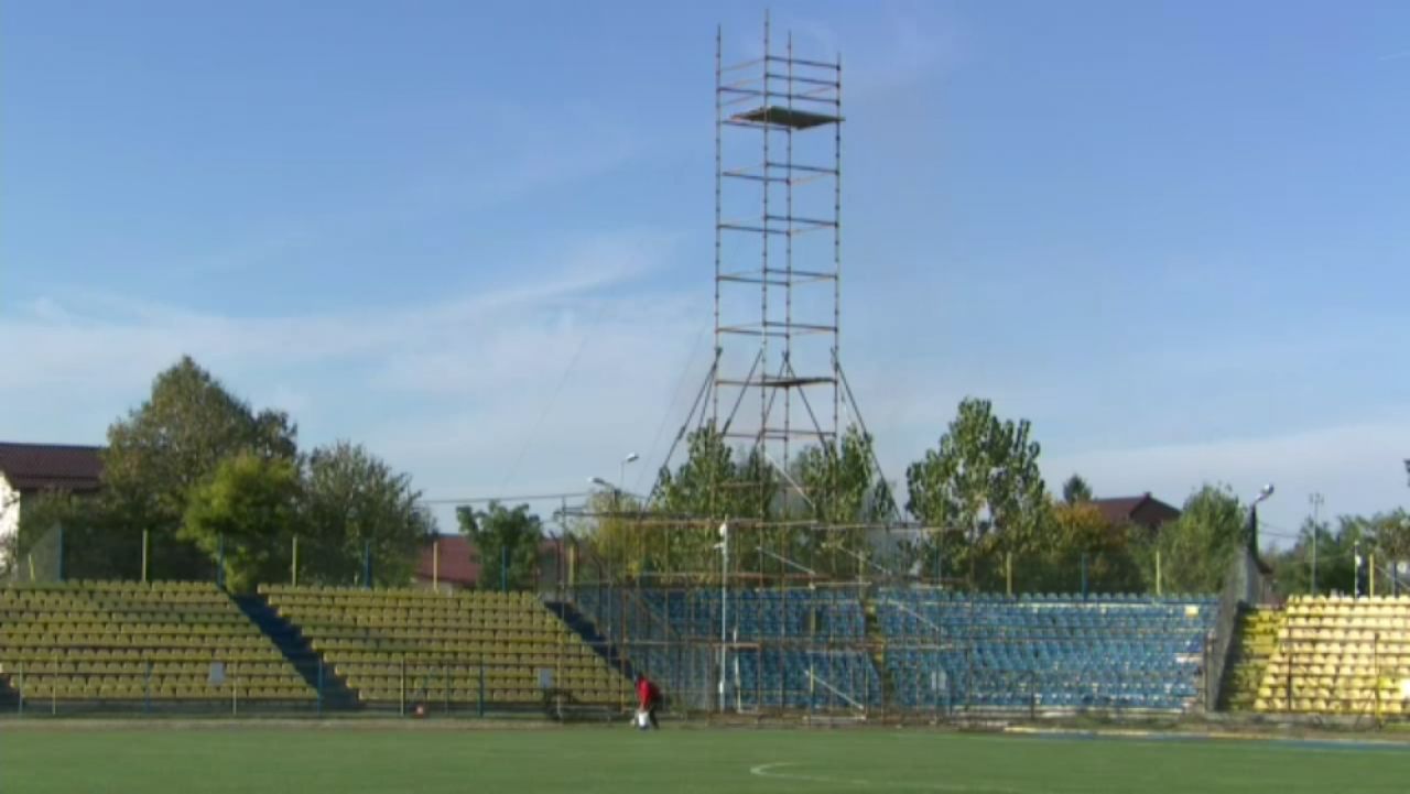 FABULOS! Mai tare ca ORICE gluma din Caracal! S-au apucat sa puna becurile dar si-au dat seama ca n-au scara si s-au pus pe gratare! Ce se intampla la meciul cu FCSB_1