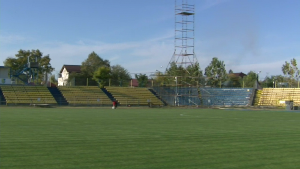 FABULOS! Mai tare ca ORICE gluma din Caracal! S-au apucat sa puna becurile dar si-au dat seama ca n-au scara si s-au pus pe gratare! Ce se intampla la meciul cu FCSB_7