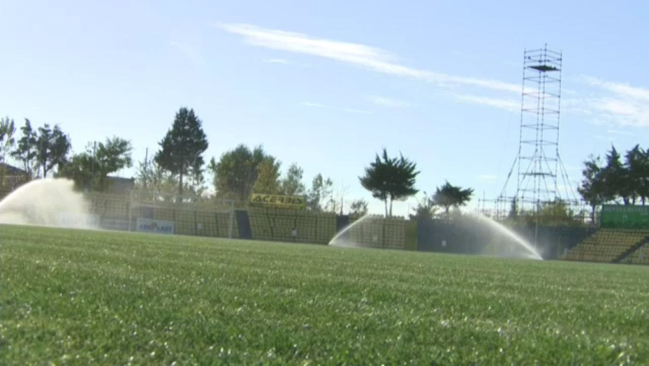 FABULOS! Mai tare ca ORICE gluma din Caracal! S-au apucat sa puna becurile dar si-au dat seama ca n-au scara si s-au pus pe gratare! Ce se intampla la meciul cu FCSB_11