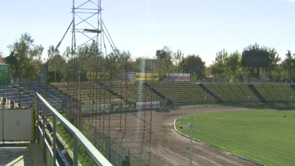 FABULOS! Mai tare ca ORICE gluma din Caracal! S-au apucat sa puna becurile dar si-au dat seama ca n-au scara si s-au pus pe gratare! Ce se intampla la meciul cu FCSB_12