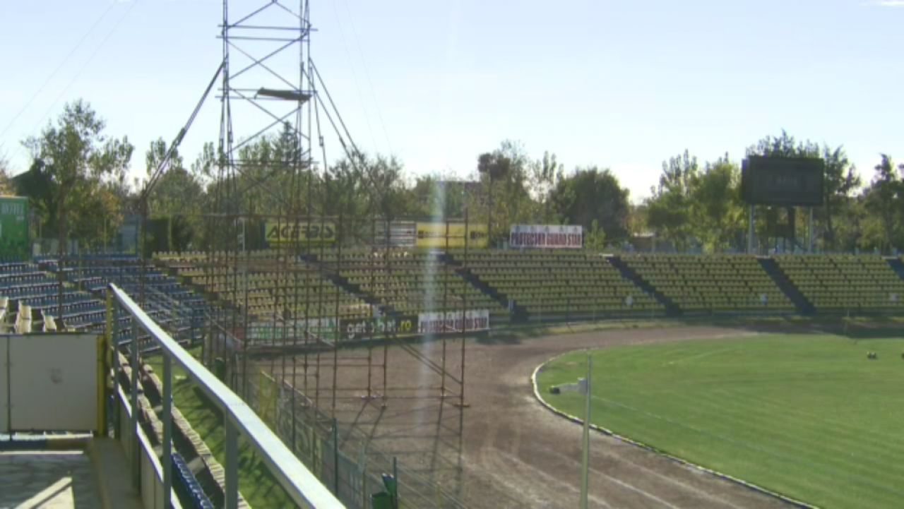 FABULOS! Mai tare ca ORICE gluma din Caracal! S-au apucat sa puna becurile dar si-au dat seama ca n-au scara si s-au pus pe gratare! Ce se intampla la meciul cu FCSB_12