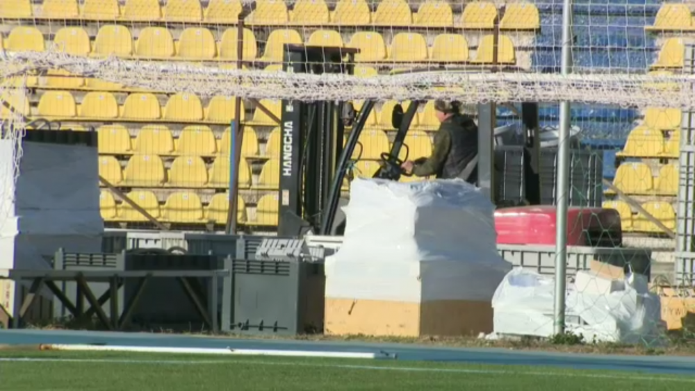 FABULOS! Mai tare ca ORICE gluma din Caracal! S-au apucat sa puna becurile dar si-au dat seama ca n-au scara si s-au pus pe gratare! Ce se intampla la meciul cu FCSB_13