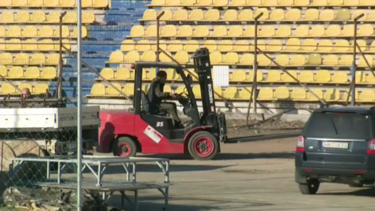 FABULOS! Mai tare ca ORICE gluma din Caracal! S-au apucat sa puna becurile dar si-au dat seama ca n-au scara si s-au pus pe gratare! Ce se intampla la meciul cu FCSB_14