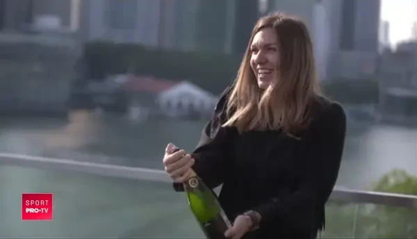 Cel mai greu adversar pentru Halep: STICLA de sampanie!!! :))) Imagini EPICE! Ce s-a intamplat cand a incercat sa faca la fel ca pilotii din F1