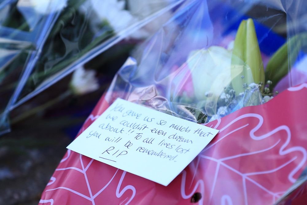 GALERIE FOTO | Fanii lui Leicester au creat un adevarat altar la stadion: Imagini EMOTIONANTE dupa accidentul de elicopter in care si-ar fi pierdut viata patronul clubului_2