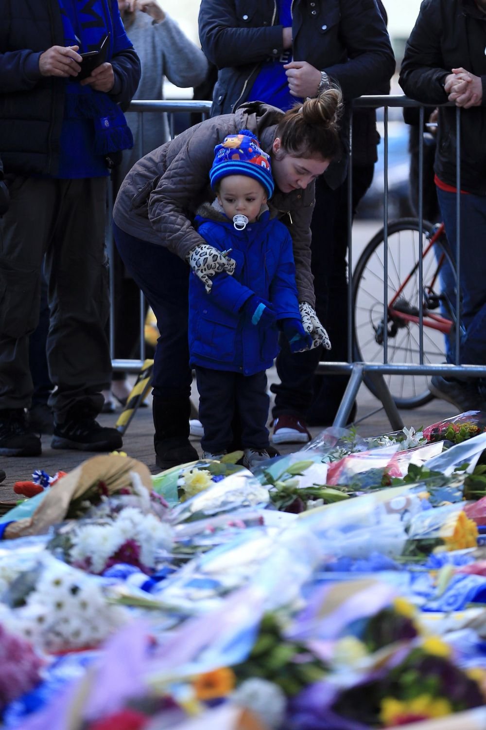 GALERIE FOTO | Fanii lui Leicester au creat un adevarat altar la stadion: Imagini EMOTIONANTE dupa accidentul de elicopter in care si-ar fi pierdut viata patronul clubului_6