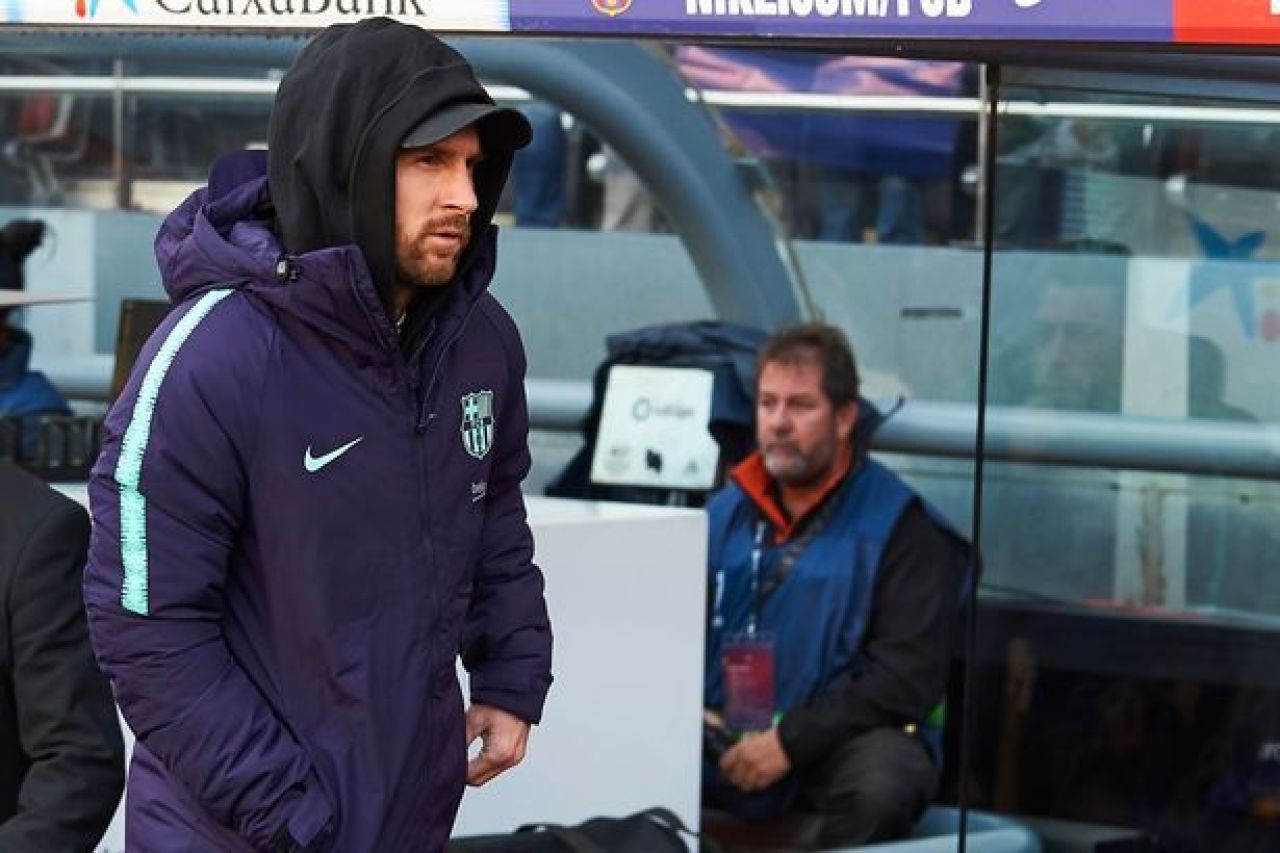 BARCA - REAL MADRID | Cu sapca, geaca si gluga in cap! :) Cum a venit Messi imbracat pe Camp nou pentru El Clasico_2