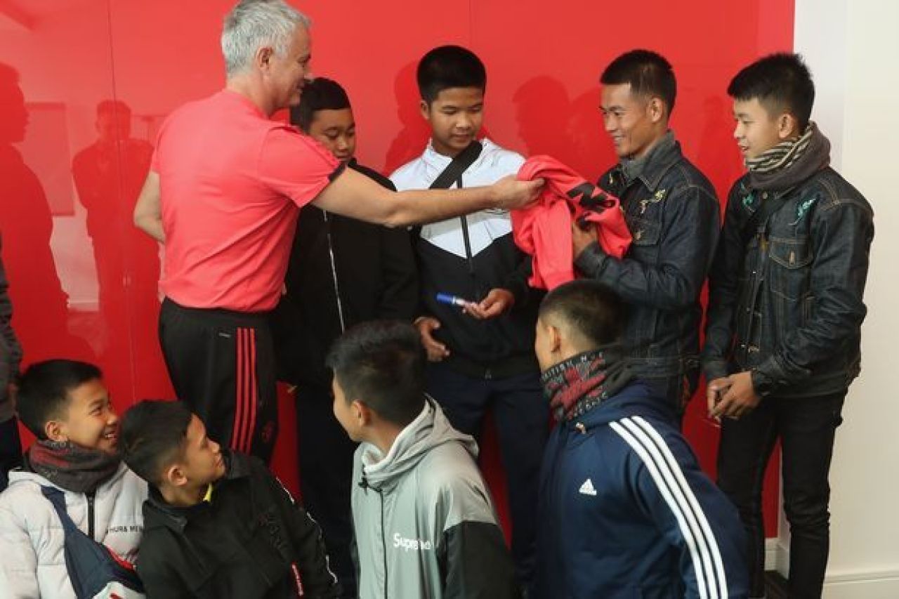 Clipe de SENZATIE pentru cei 12 pusti thailandezi scapati miraculos din pestera! Ce a facut azi Manchester United pentru ei_1
