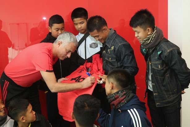 Clipe de SENZATIE pentru cei 12 pusti thailandezi scapati miraculos din pestera! Ce a facut azi Manchester United pentru ei_4