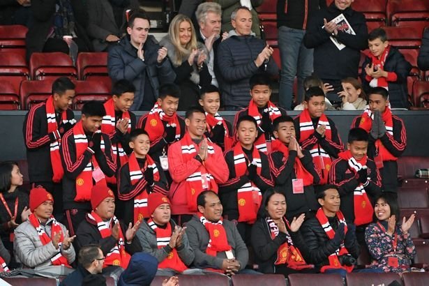 Clipe de SENZATIE pentru cei 12 pusti thailandezi scapati miraculos din pestera! Ce a facut azi Manchester United pentru ei_5