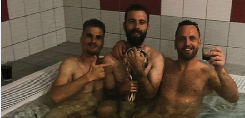 Imagini INTERZISE minorilor! Seful clubului i-a pozat pe jucatori in jacuzzi, complet dezbracati, imediat dupa meci! Ce pariu incredibil a pus