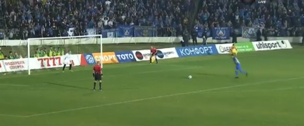 A dat la 1 KM distanta de poarta, mingea a IESIT din stadion! Cel mai PROST penalty pe care l-ai vazut vreodata. Unde a putut sa suteze fostul dinamovist Nascimento de la 11 metri