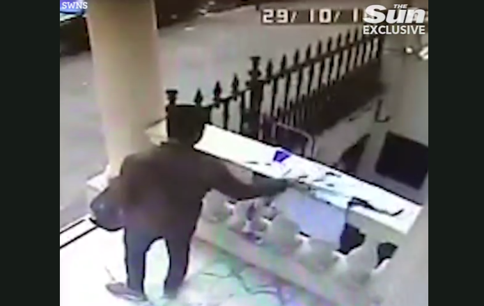 VIDEO: Momentul oribil in care un hot fura din altarul patronului de la Leicester! Englezii sunt revoltati