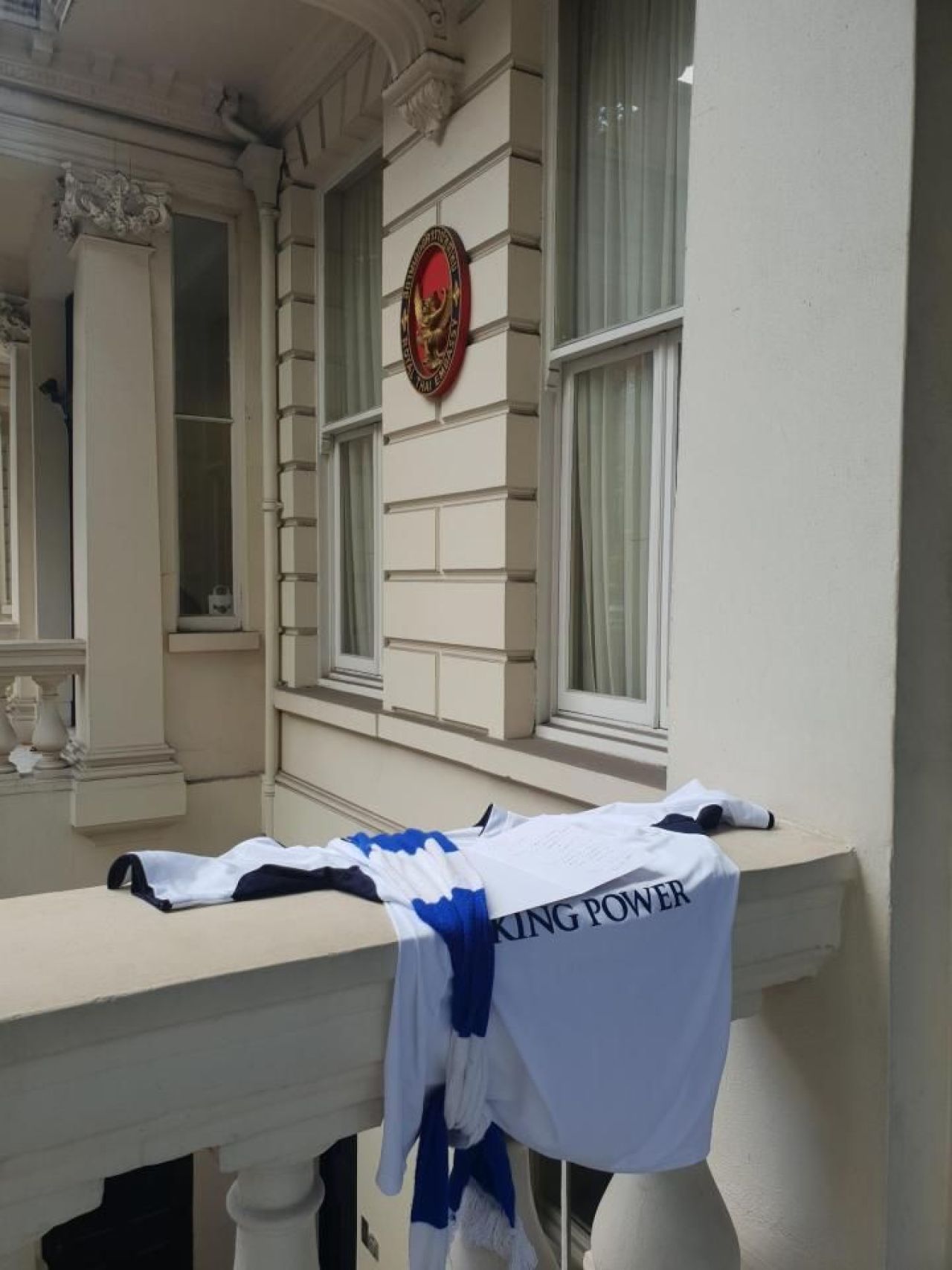 VIDEO: Momentul oribil in care un hot fura din 'altarul' patronului de la Leicester! Englezii sunt revoltati_2