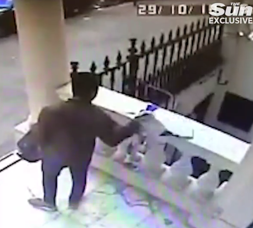 VIDEO: Momentul oribil in care un hot fura din 'altarul' patronului de la Leicester! Englezii sunt revoltati_4