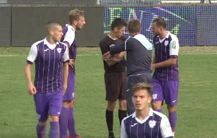 Comedia etapei in Romania: arbitrul a uitat de prelungiri, apoi a chemat fotbalistii de la vestiare sa mai joace 2 minute :)