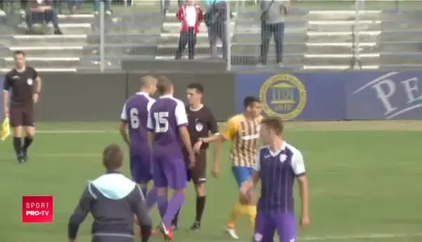 Comedia etapei in Romania: arbitrul a uitat de prelungiri, apoi a chemat fotbalistii de la vestiare sa mai joace 2 minute :)