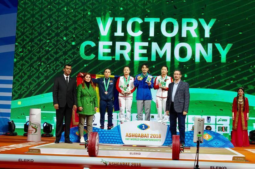 Gafa vestimentara facuta de Ministrul Sportului la Mondialele de Haltere! Cum a urcat pe podium alaturi de sportiva care a luat medalia de bronz_1