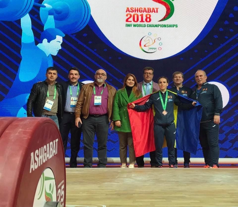 Gafa vestimentara facuta de Ministrul Sportului la Mondialele de Haltere! Cum a urcat pe podium alaturi de sportiva care a luat medalia de bronz_2