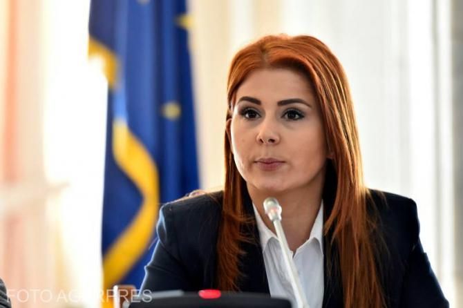 Gafa vestimentara facuta de Ministrul Sportului la Mondialele de Haltere! Cum a urcat pe podium alaturi de sportiva care a luat medalia de bronz_3