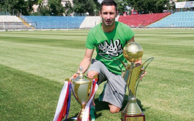 Un campion al Romaniei e antrenor din Liga a 3-a si jucator in a 4-a! GENIAL: echipa pe care o antreneaza are mai putine goluri decat a dat el pentru echipa la care joaca :))