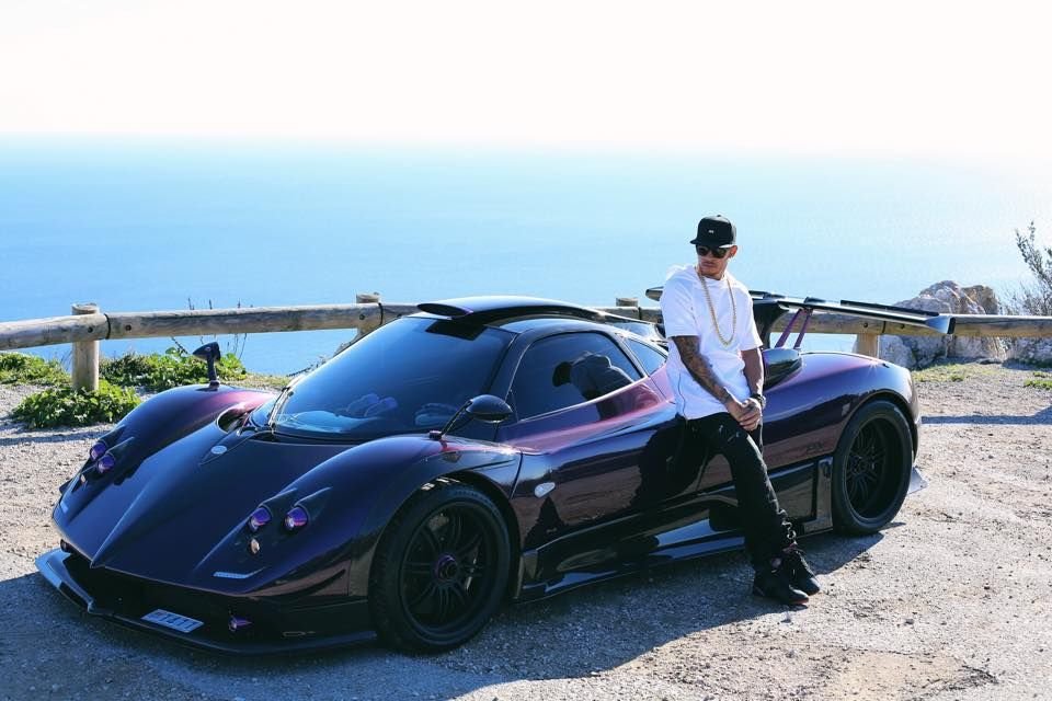 Asa arata garajul celui mai bun pilot din lume! Ce masini are Lewis Hamilton si care a fost primul sau vehicul, la 18 ani