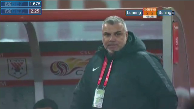 Tiki-taka made in China :)) Olaroiu si-a pus mainile in cap dupa gafa portarului sau! Cum a putut sa primeasca gol dupa ce jucatorii sai au reusit 10 pase consecutive