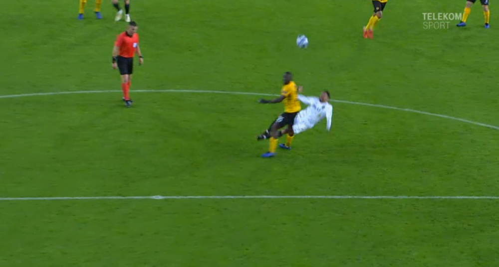 Istvan Kovacs i-a scos din minti pe fanii Valenciei la meciul cu Young Boys! Doua decizii luate in prima repriza au facut ca romanul sa intre in fluieraturi la vestiare_2
