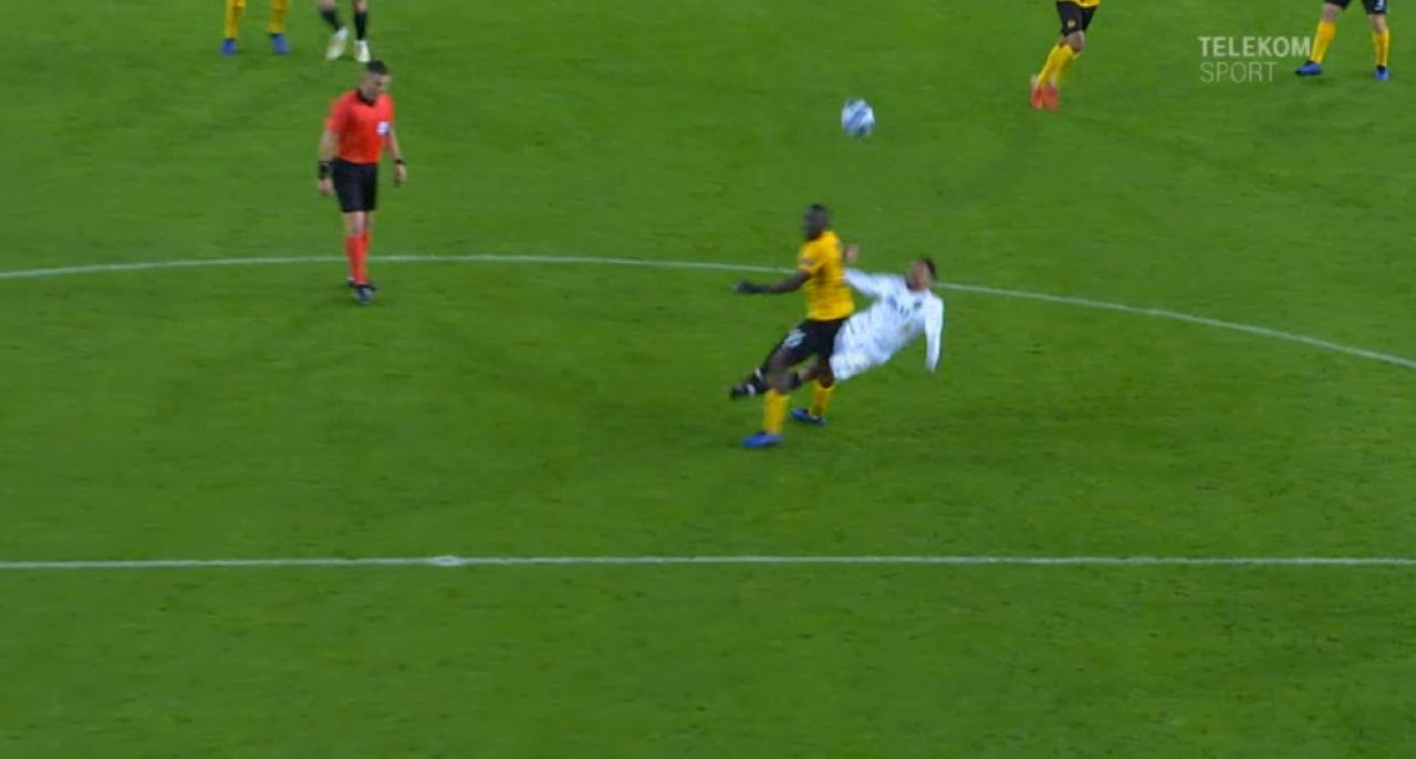 Istvan Kovacs i-a scos din minti pe fanii Valenciei la meciul cu Young Boys! Doua decizii luate in prima repriza au facut ca romanul sa intre in fluieraturi la vestiare_2