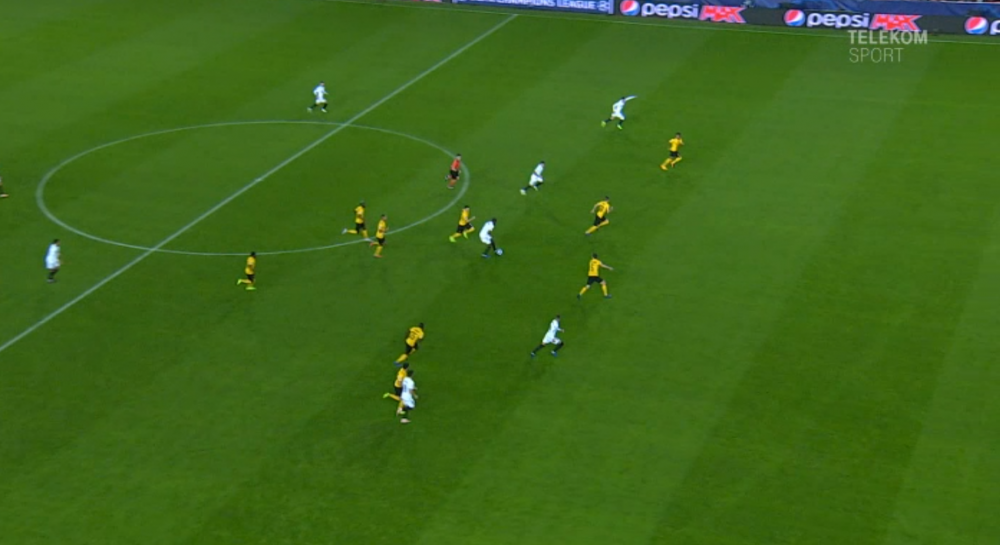 Istvan Kovacs i-a scos din minti pe fanii Valenciei la meciul cu Young Boys! Doua decizii luate in prima repriza au facut ca romanul sa intre in fluieraturi la vestiare_3