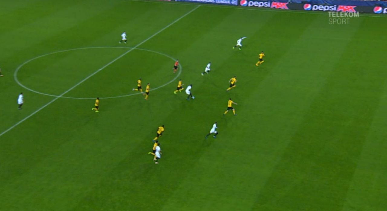Istvan Kovacs i-a scos din minti pe fanii Valenciei la meciul cu Young Boys! Doua decizii luate in prima repriza au facut ca romanul sa intre in fluieraturi la vestiare_3