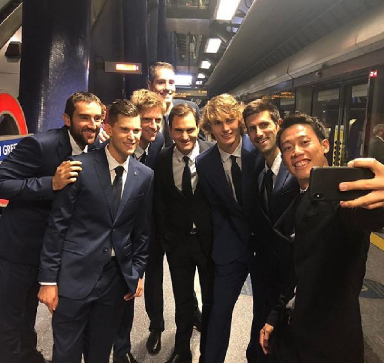 Supriza la metroul din Londra! Cei mai buni tenismeni ai lumii au facut senzatie, imbracati la costum | FOTO VIRALE_2