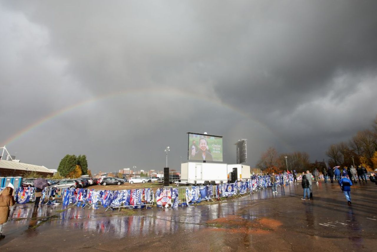 Moment incredibil la Leicester in timpul marsului pentru patronul Vichai Srivaddhanaprabha! Ce a aparut deasupra stadionului: GALERIE FOTO_1