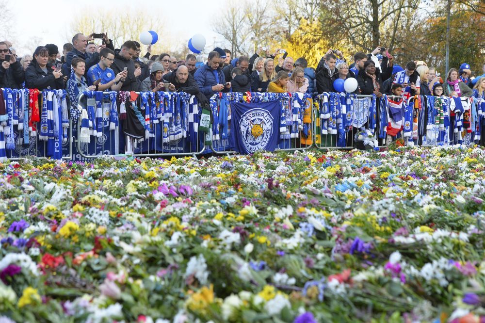 Moment incredibil la Leicester in timpul marsului pentru patronul Vichai Srivaddhanaprabha! Ce a aparut deasupra stadionului: GALERIE FOTO_2