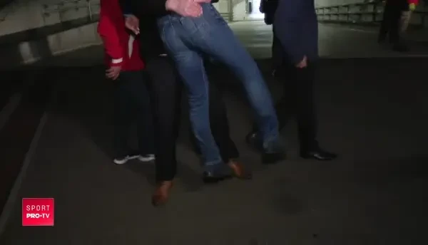 "Nea Mircea, va iubiiiim!" Un suporter a SARIT pe Rednic, apoi l-a luat in brate! Imagini de senzatie dupa Dinamo - FCSB