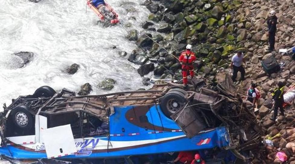 Accident tragic: 7 jucatori au murit dupa ce autobuzul a cazut in prapastie. Autoritatile au declansat planul de urgenta