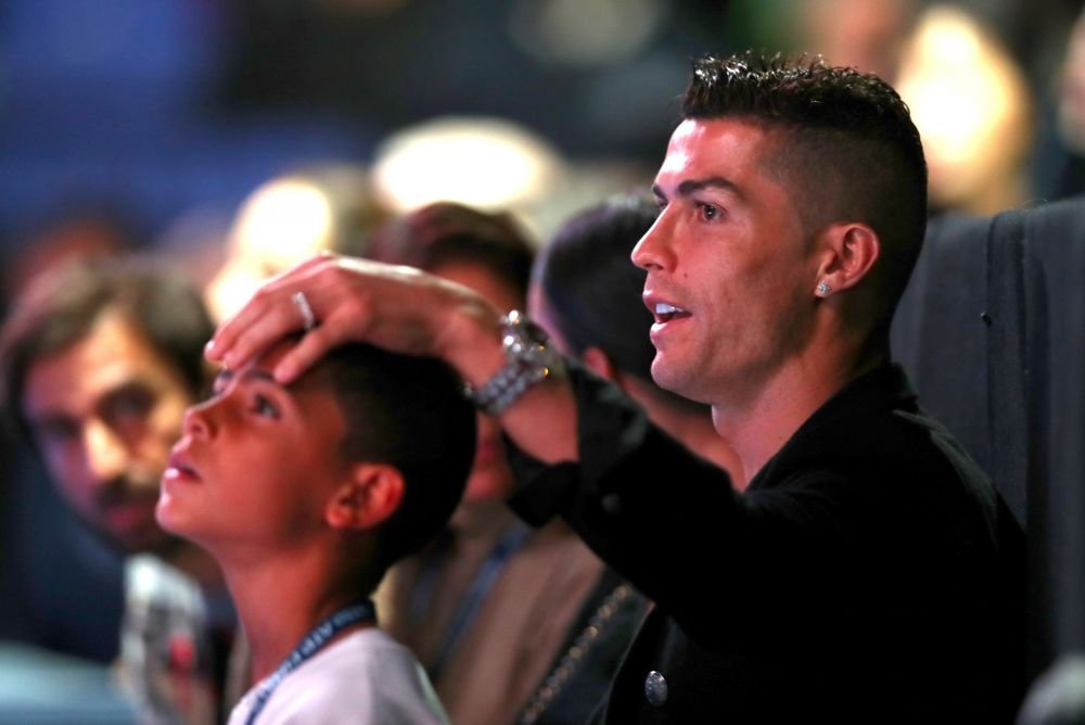 Cum s-a distrat Cristiano Ronaldo la Londra! Cine l-a acompaniat pe starul portughez la cina intr-un restaurant de lux: Fotografia de 2 milioane de like-uri