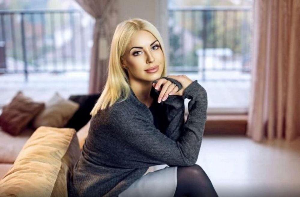 Toti fotbalistii se uita dupa ea! Sotia selectionerului Lituaniei este studenta si arata demential_2