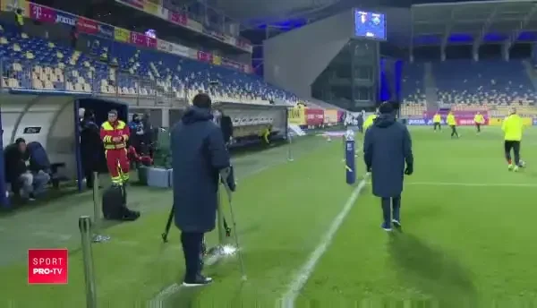 Nationala joaca doar pe muzica lui Contra! Faza care nu s-a vazut la TV: "Baaai, du-te, ba, si spune-i sa opreasca muzica aia". Ce l-a enervat pe selectioner