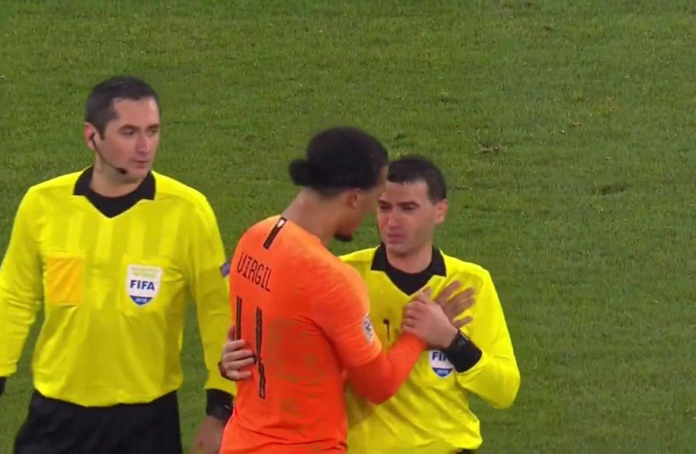 CUTREMURATOR | Hategan a izbucnit in lacrimi dupa Germania - Olanda! Arbitrul roman a aflat la pauza ca mama lui a murit! Cum l-a consolat Van Dijk