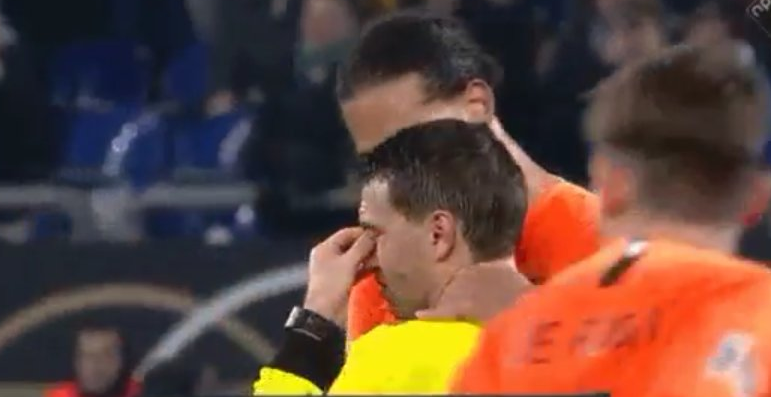 Merita tot respectul! I se iarta toate greselile! Reactie superba dupa ce Hategan a continuat partida Olanda - Germania chiar daca a aflat la pauza de moartea mamei sale
