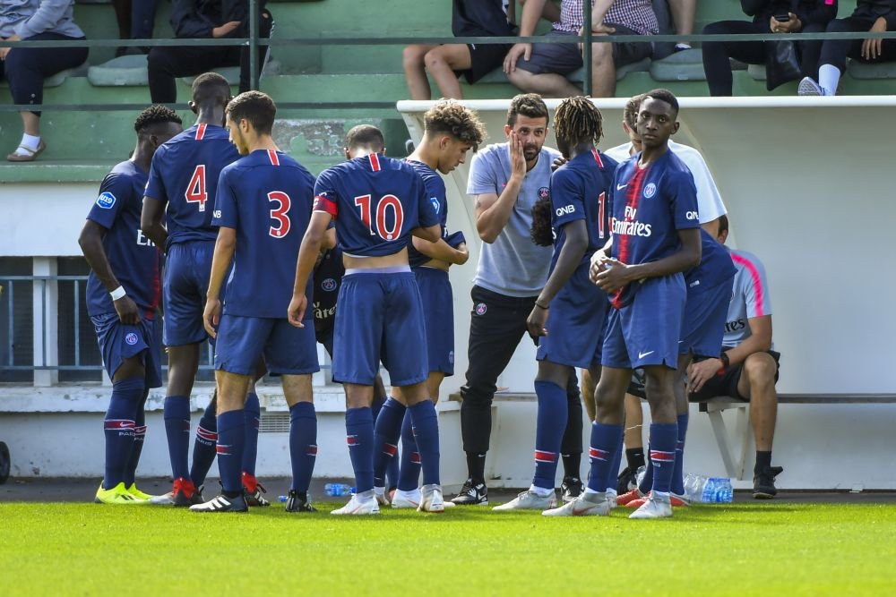 Vrei sa joci cu 12 jucatori?! Un fost jucator de la Barca si PSG s-a facut antrenor si vrea sa REVOLUTIONEZE fotbalul: Vreau sa joc in sistemul 2-7-2!