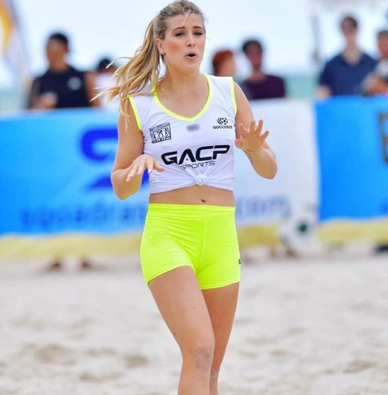 Bouchard a dat tenisul pe fotbal si a