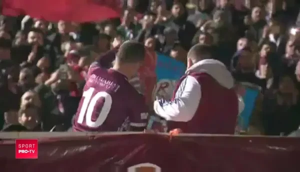 Pancu a urcat in peluza si a primit un tablou din partea suporterilor