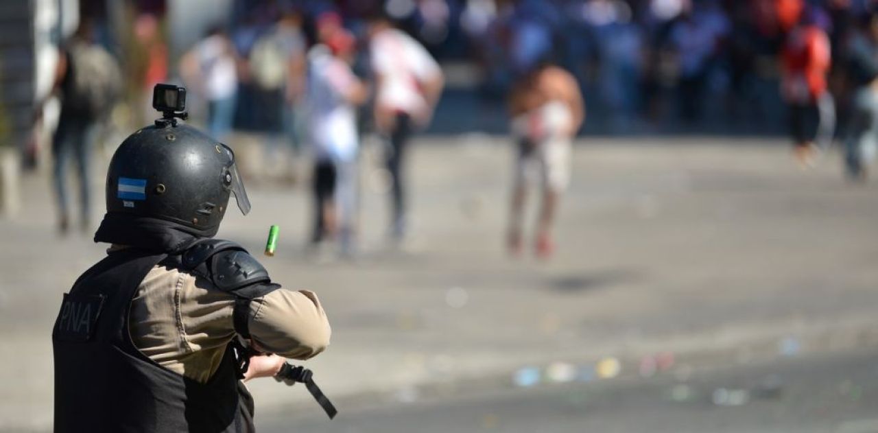 FOTO | Imaginile dezastrului! 56 de fani arestati dupa o noapte DE FOC in Argentina: politia a scos trupele speciale pe strazi_3