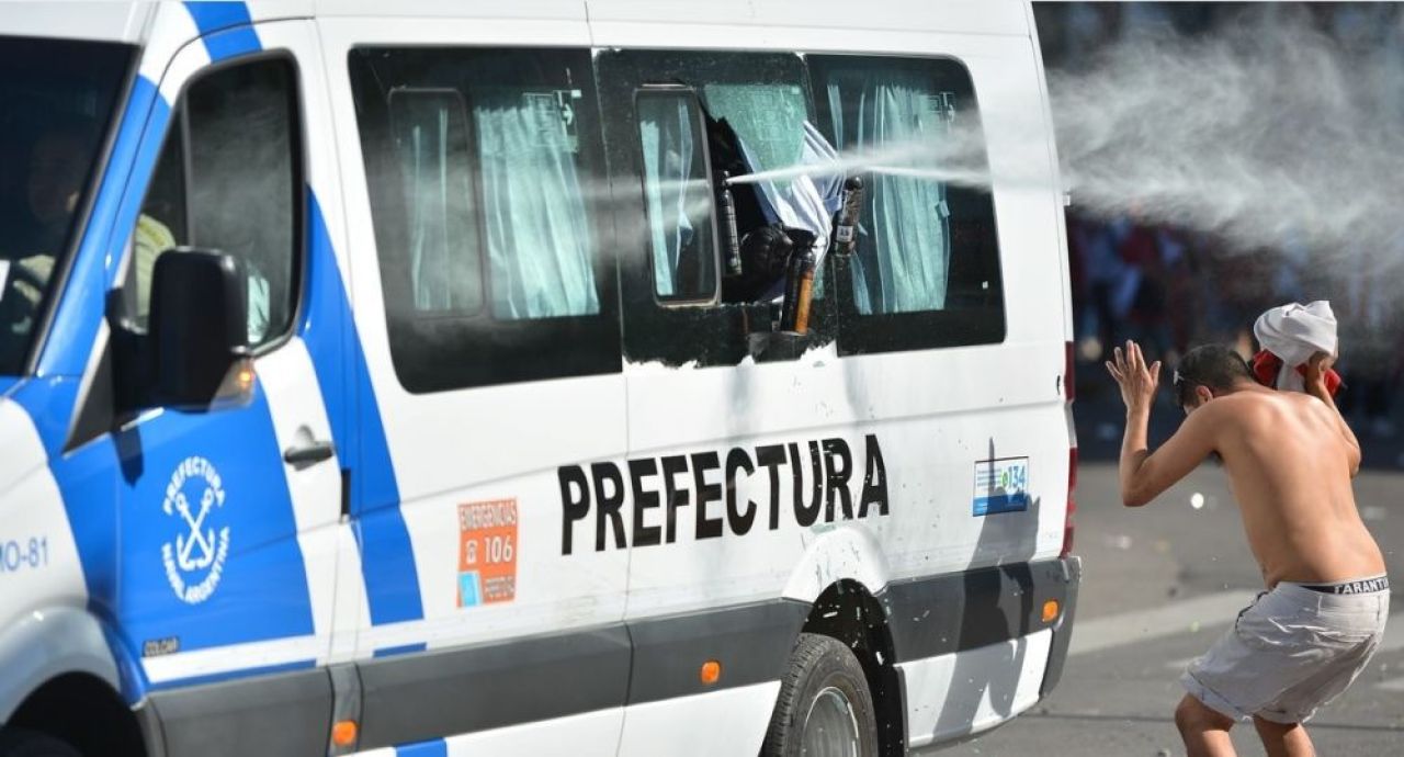 FOTO | Imaginile dezastrului! 56 de fani arestati dupa o noapte DE FOC in Argentina: politia a scos trupele speciale pe strazi_4