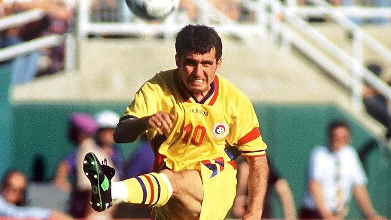 Special www.sport.ro | Vrea sa vina din JAPONIA ca sa-l intalneasca pe Hagi! Cum a facut Romania rost de un suporter la 9000 de kilometri distanta de Bucuresti