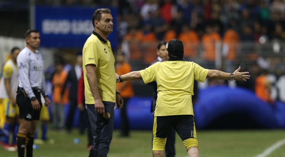 Diego Maradona si-a iesit din minti! A imbrancit un jurnalist, s-a certat cu arbitrul si a primit cartonasul rosu: Scene incredibile pe teren