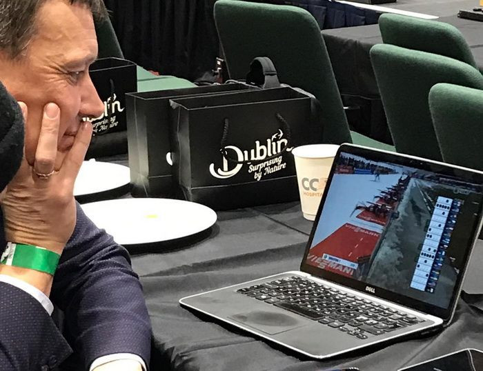 IMAGINEA ZILEI! Cu ei ne batem pentru Euro: norvegienii se uitau la biatlon in timpul tragerii la sorti :)